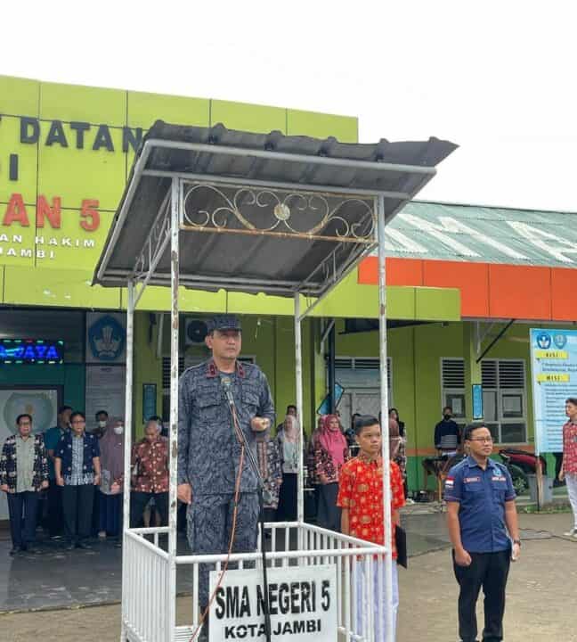 Kepala BNN Provinsi Jambi Melaksanakan Deklarasi Launching Sekolah Bersinar di SMA N 5 Kota Jambi