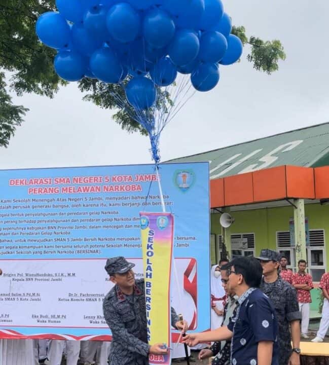 Kepala BNN Provinsi Jambi Melaksanakan Deklarasi Launching Sekolah Bersinar di SMA N 5 Kota Jambi