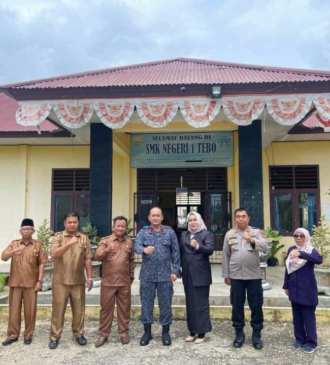 Kepala BNN Provinsi Jambi Gelorakan “Gema Anti Narkotika” bersama 712 Siswa/Siswi SMK N 1 Tebo dan Jadikan SMKN 1 Tebo sebagai Role Model SMK BERNAS Se-provinsi Jambi