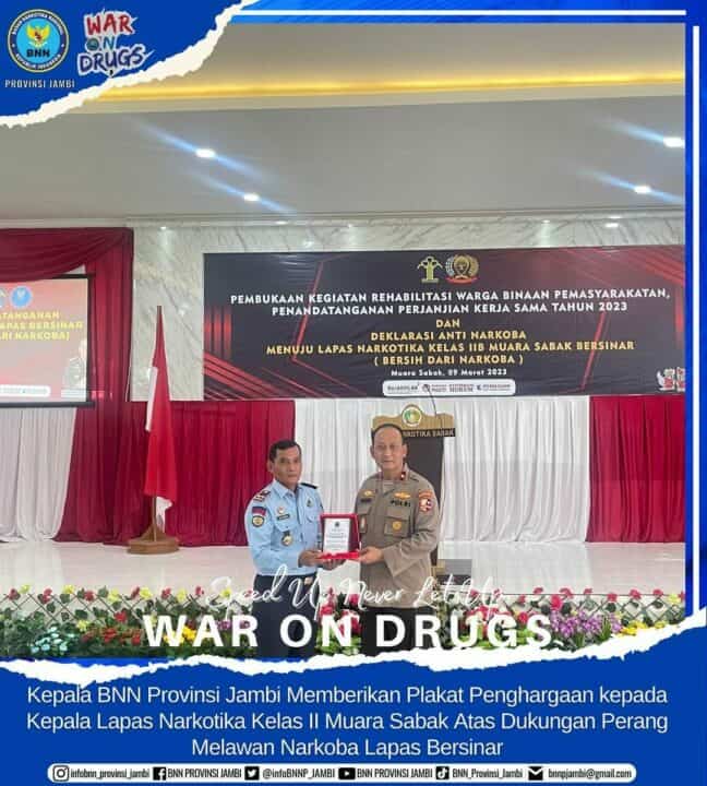 Kepala BNN Provinsi Jambi  Memberikan Plakat Penghargaan kepada Kepala Lapas Narkotika Kelas II Muara Sabak atas Dukungsn Perang Melawan Narkoba (War On Drugs)