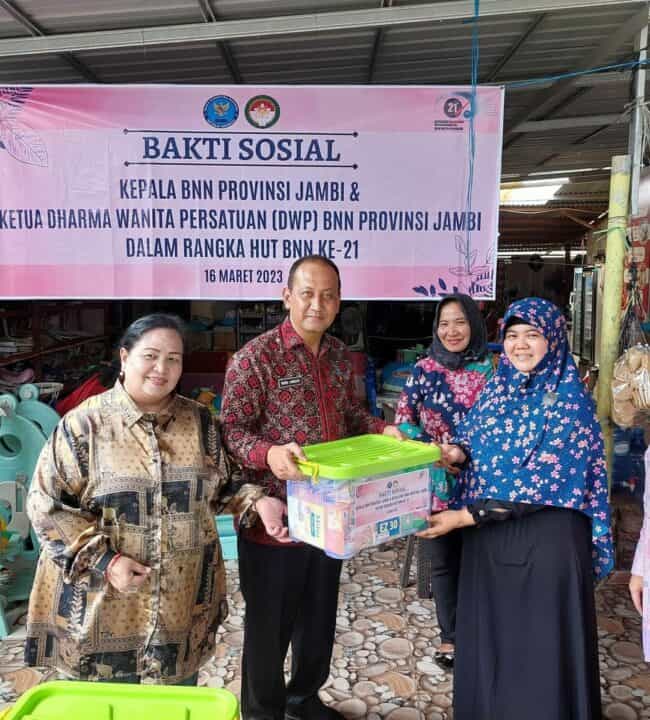 Kepala BNN Provinsi Jambi bersama Ibu Ketua DWP Melaksanakan Kegiatan Bakti Sosial ke Rumah Asuhan Izzati Jannah Kota Jambi Dalam Rangka HUT BNN ke – 21