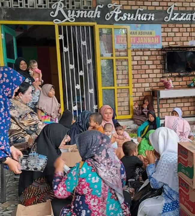 Kepala BNN Provinsi Jambi bersama Ibu Ketua DWP Melaksanakan Kegiatan Bakti Sosial ke Rumah Asuhan Izzati Jannah Kota Jambi Dalam Rangka HUT BNN ke – 21