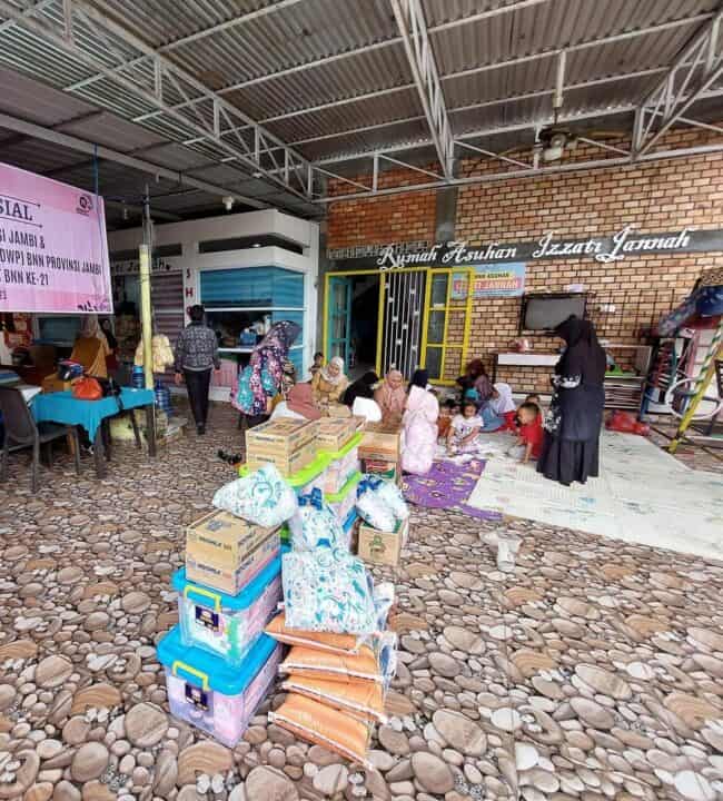 Kepala BNN Provinsi Jambi bersama Ibu Ketua DWP Melaksanakan Kegiatan Bakti Sosial ke Rumah Asuhan Izzati Jannah Kota Jambi Dalam Rangka HUT BNN ke – 21