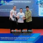 Kepala BNN Provinsi Jambi Brigjen Pol. Wisnu Handoko, S.I.K., M.M menyerahkan Buku Khotbah Jum’at Anti Narkoba kepada Gubernur Jambi Dr. H. Al Haris, S.Sos., M.H.