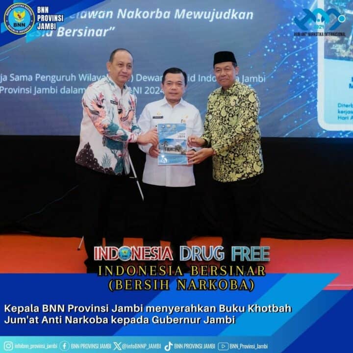 Kepala BNN Provinsi Jambi Brigjen Pol. Wisnu Handoko, S.I.K., M.M menyerahkan Buku Khotbah Jum’at Anti Narkoba kepada Gubernur Jambi Dr. H. Al Haris, S.Sos., M.H.
