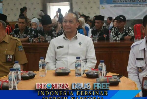 Kepala BNN Provinsi Jambi Brigjen Pol. WisnuHandoko S.I.K., M.M serta Masyarakat Pesisir Kab. Tanjabbar mengikuti Kegiatan Deklarasi Anti Narkoba Masyarakat Pesisir dan Perbatasan Tahun 2024 Secara Virtual.